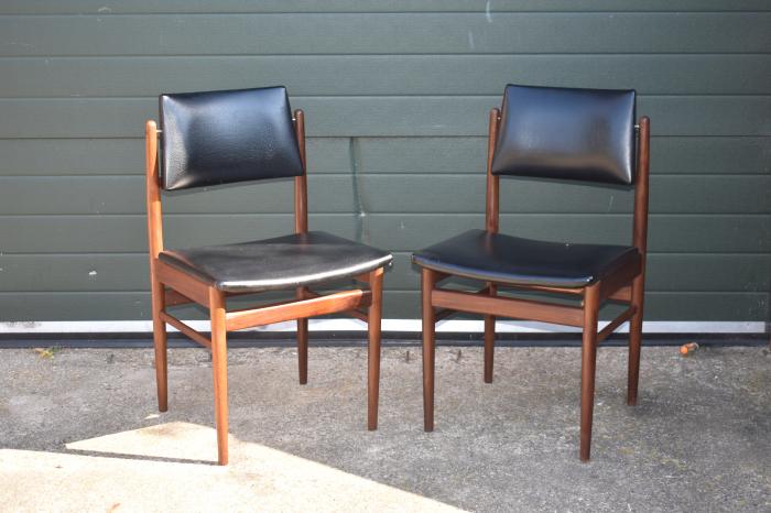 Bont Dynamiek Omgaan met 4 Mooi vormgegeven goede teak vintage retro design stoelen. - Spirit Retro  Design