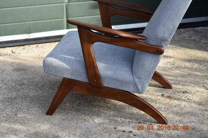 speler seks lavendel Nieuw beklede 50s Deense teak vintage retro design fauteuil. - Spirit Retro  Design